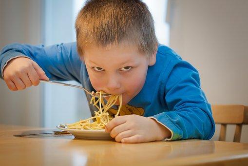 niño comiendo